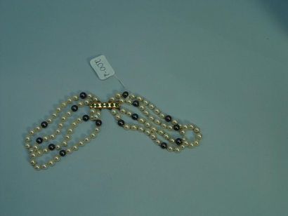 null 200-2- Bracelet formé de quatre rangs de perles de culture noires et blanches

Fermoir...